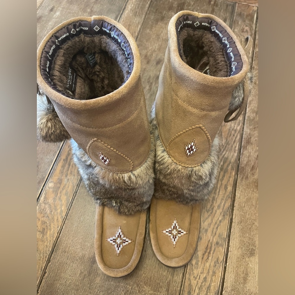 Women’s Tan Fur/Suede Manitoba Mukluks with Beaded Detail (W8)